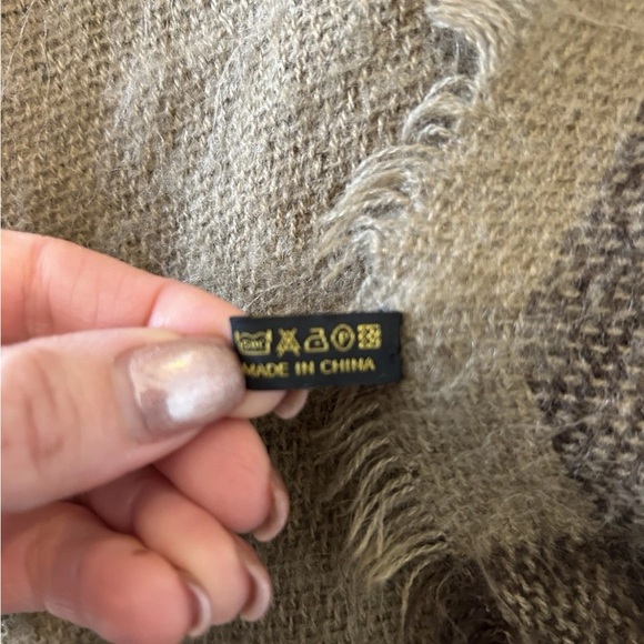 Elegant Olive Green Scarf - Picture 2 of 5